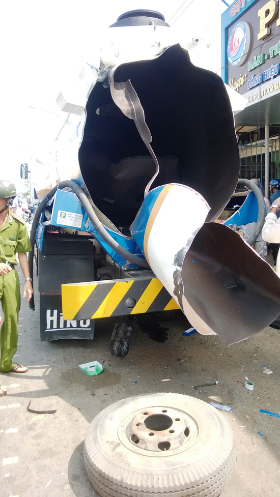 Nổ xe chở xăng, 10 ngôi nhà hư hỏng