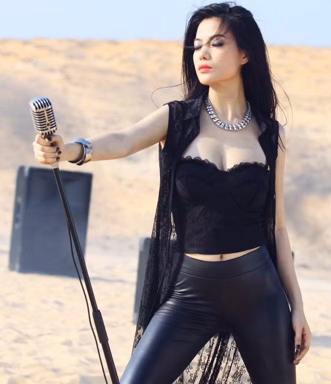 Dù sắp bước sang tuổi 40, bà mẹ một con vẫn giữ được nét trẻ trung, gợi cảm đáng ghen tị. Nhiều người nhận định, kể từ khi chia tay Trần Bảo Sơn, gu thời trang của Trương Ngọc Ánh có phần táo bạo và gợi cảm hơn xưa.