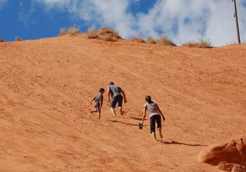 Gia đình anh Pete giờ đây có thời gian để hưởng thụ các chuyến du lịch mà không cần phải lo kiếm tiền. Ảnh: Forbes. 30-tuoi-vo-chong-toi-da-du-tien-tieu-den-het-doi-1