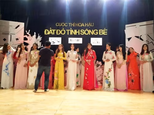 Ngọc Trinh lại gây Ngọc Trinh lại gây