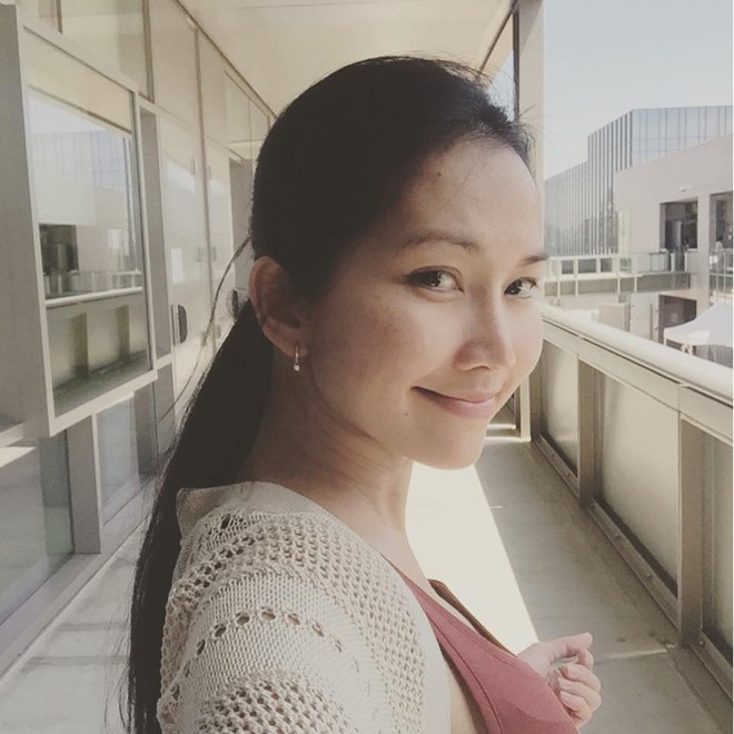 Kim Hiền để mặt mộc đi học.