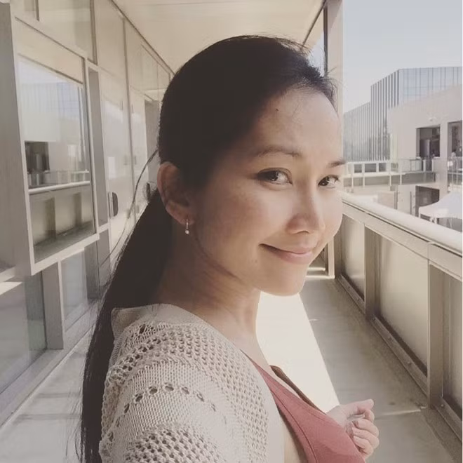 Kim Hiền để mặt mộc đi học.