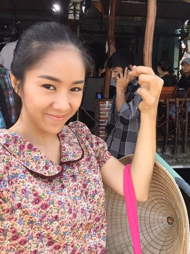 Hóa thân vào cô gái quê, Lê Phương để mặt mộc khá giản dị.