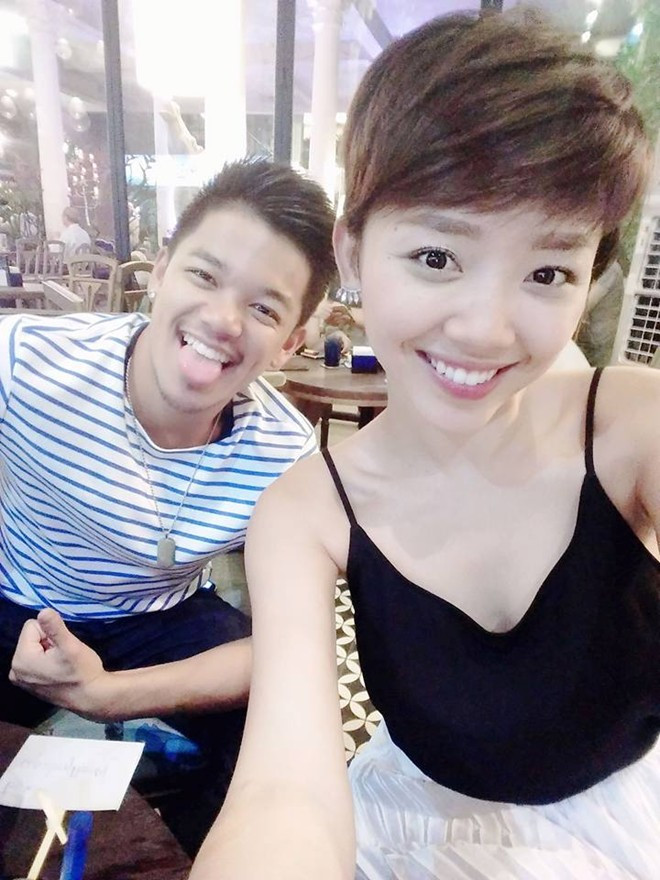 Tóc Tiên chỉ tô chút son cho tươi tắn khi đi ăn cùng bạn.