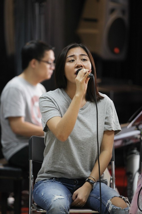 Uyên Linh, Văn Mai Hương cùng để mặt mộc trong một buổi tập nhạc.