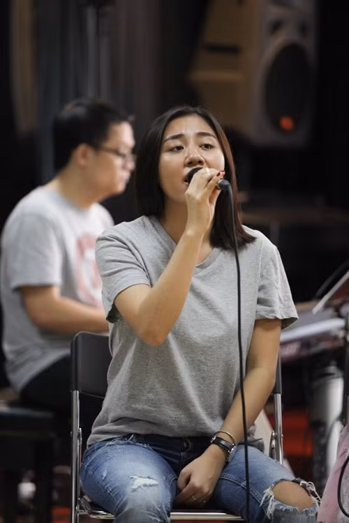 Uyên Linh, Văn Mai Hương cùng để mặt mộc trong một buổi tập nhạc.