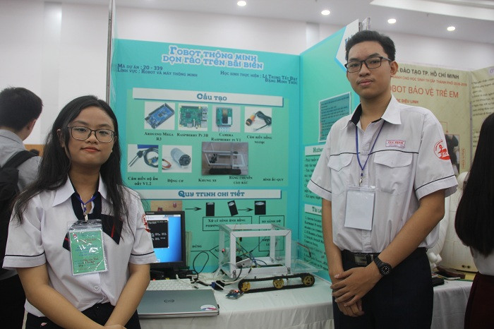 Học sinh Trường THPT Gia Định với đề tài Robot thông minh dọn rác trên bãi biển