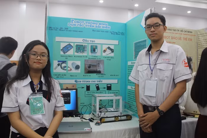 Học sinh Trường THPT Gia Định với đề tài Robot thông minh dọn rác trên bãi biển