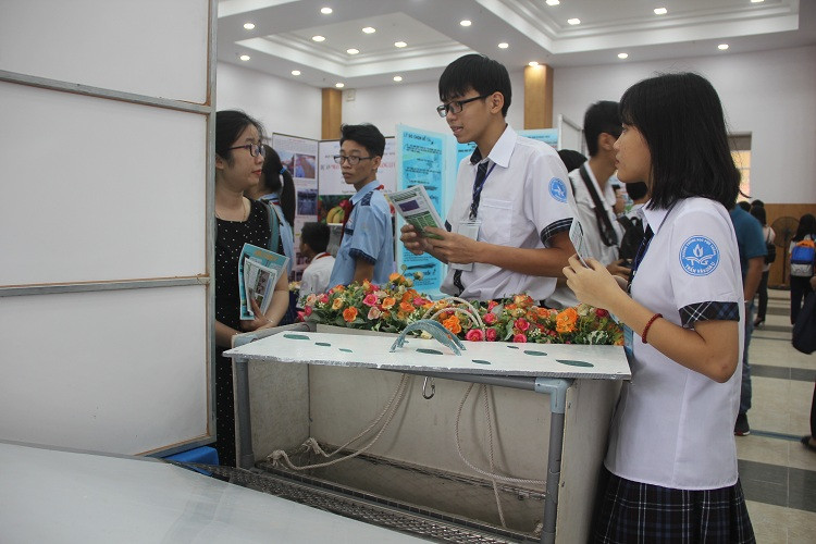 Học sinh đang trình bày đề tài Hệ thống chống ngập lụt “Xanh” ở TP.HCM