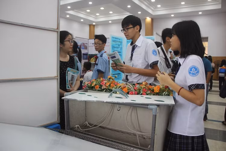 Học sinh đang trình bày đề tài Hệ thống chống ngập lụt “Xanh” ở TP.HCM