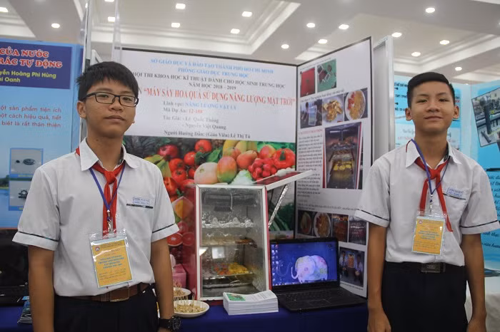 Học sinh THCS với đề tài Máy sấy hoa quả sử dụng năng lượng mặt trời