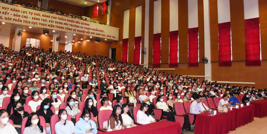 Tuần sinh hoạt công dân - sinh viên năm học 2023 - 2024 của Trường Đại học Sư phạm TPHCM. Ảnh: HCMUE Tuần sinh hoạt công dân - sinh viên năm học 2023 - 2024 của Trường Đại học Sư phạm TPHCM. Ảnh: HCMUE
