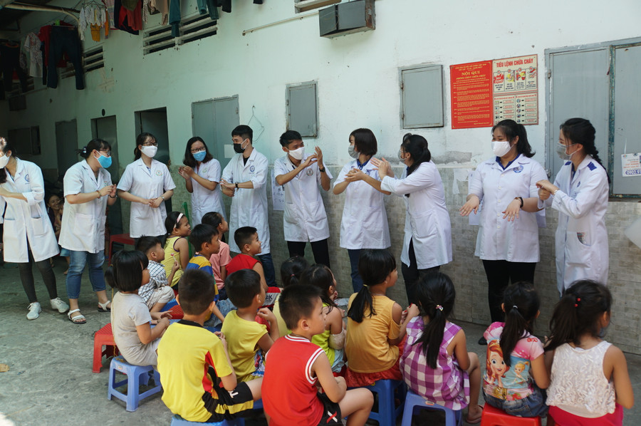 Hoạt động thiện nguyện của sinh viên Trường Đại học Y Dược TPHCM. Ảnh: Mạnh Tùng Hoạt động thiện nguyện của sinh viên Trường Đại học Y Dược TPHCM. Ảnh: Mạnh Tùng