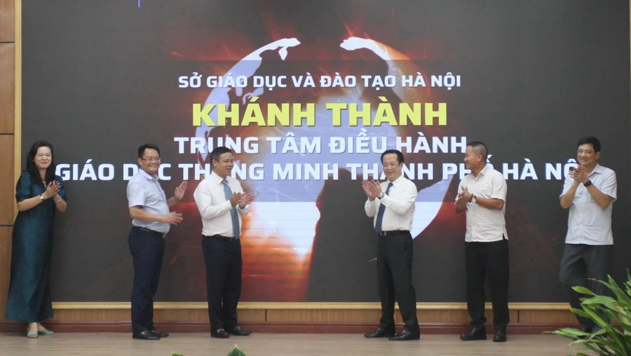 Hà Nội khánh thành Trung tâm Điều hành giáo dục thông minh. Ảnh: Vân Anh