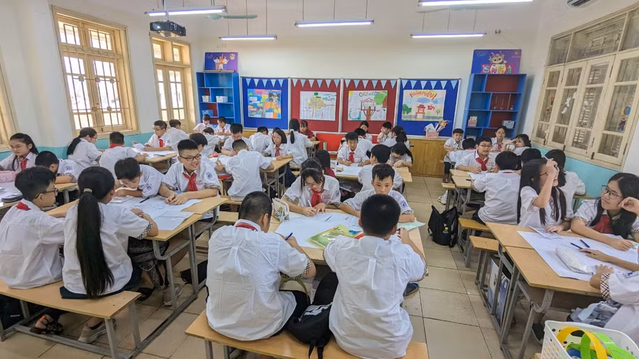 Học sinh rèn kĩ năng hoạt động nhóm trong tuần định hướng.