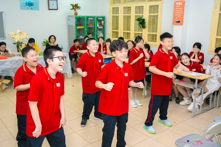 Học sinh hào hứng với hoạt động đầu giờ. Học sinh hào hứng với hoạt động đầu giờ.