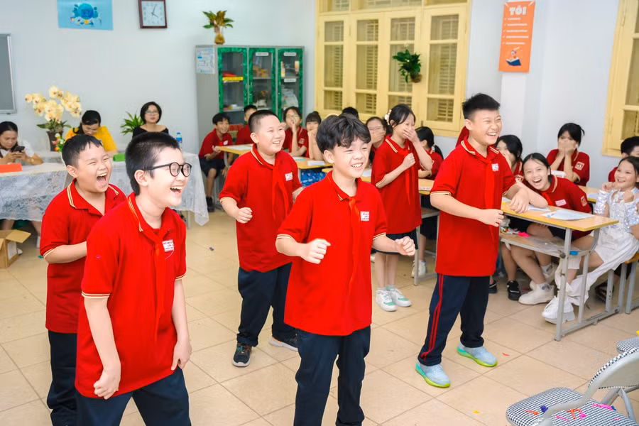 Học sinh hào hứng với hoạt động đầu giờ.