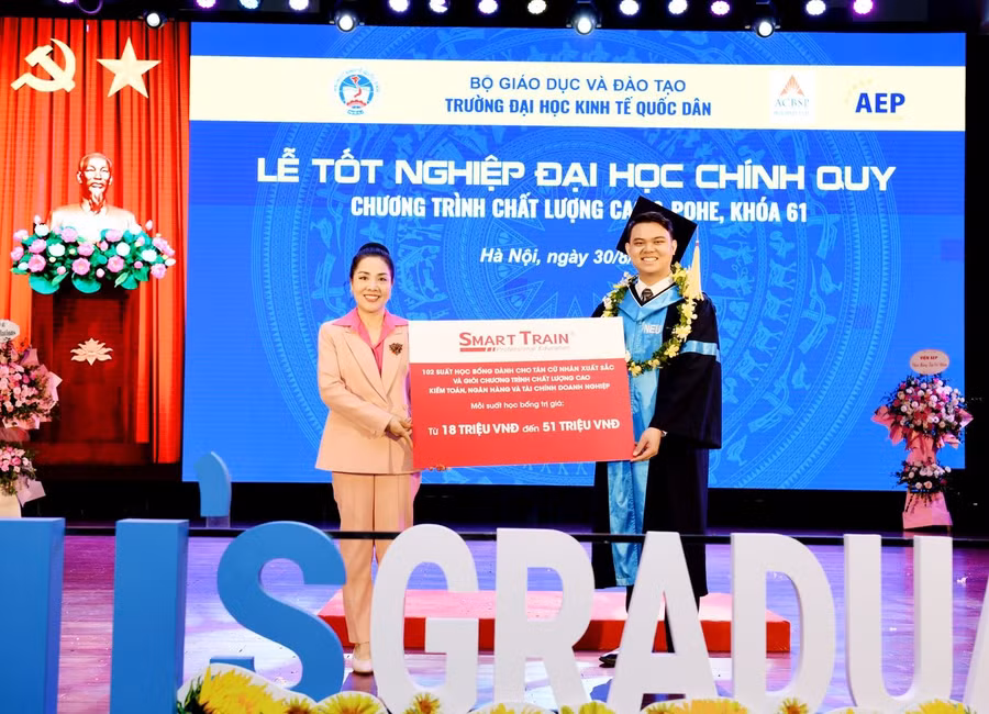 Đại diện lãnh đạo các đơn vị trao học bổng cao học cho các tân cử nhân.