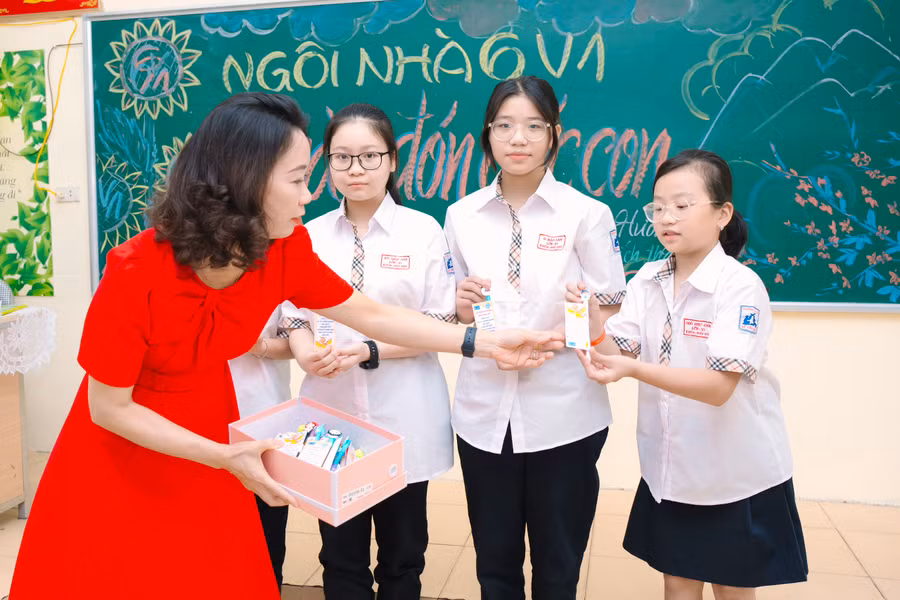 Học sinh hào hứng nhận quà từ cô chủ nhiệm trong ngày đầu tới lớp.