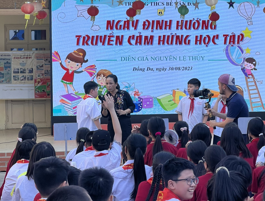 Diễn giả Nguyễn Lệ Thủy truyền lửa, khơi dậy cảm hứng học tập. Diễn giả Nguyễn Lệ Thủy truyền lửa, khơi dậy cảm hứng học tập.