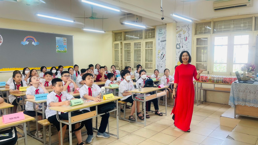 Cùng cô giáo tìm hiểu thông tin về những người bạn mới. Cùng cô giáo tìm hiểu thông tin về những người bạn mới.