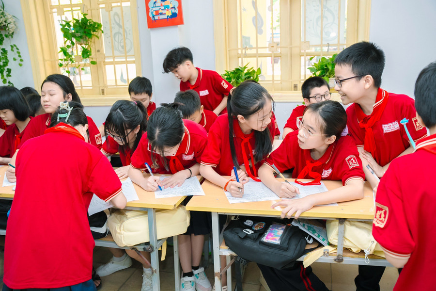 Học sinh cùng thảo luận về sự khác biệt giữa học tập ở THCS và Tiểu học. Học sinh cùng thảo luận về sự khác biệt giữa học tập ở THCS và Tiểu học.