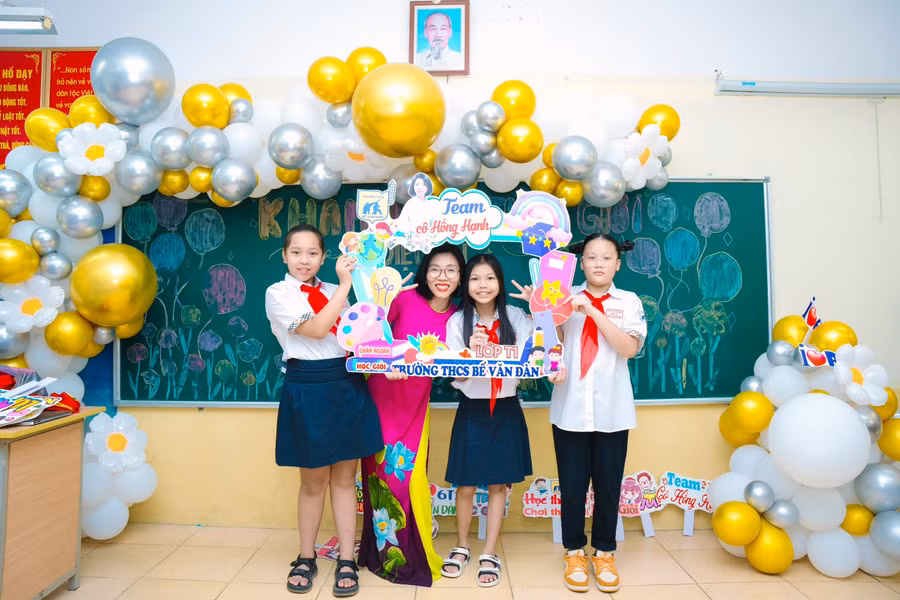 Cô trò "check in" trong ngày đầu tới lớp.