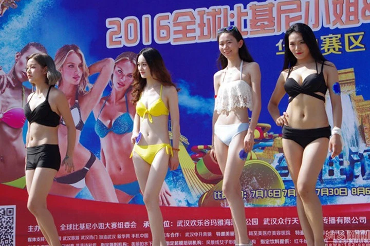 Các thí sinh Hoa hậu Bikini lộ bụng mỡ, ngực lép