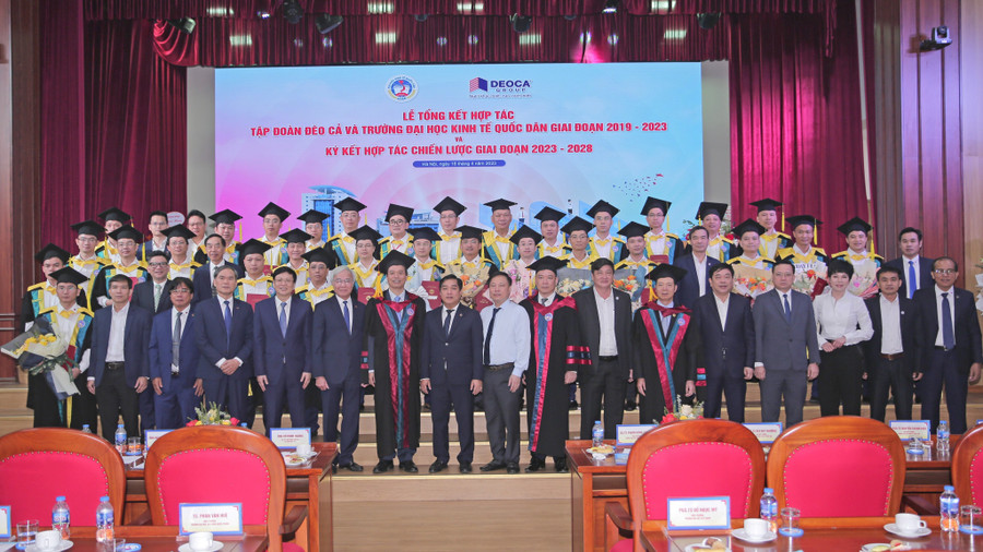 Cùng các tân thạc sĩ chụp ảnh lưu niệm tại lễ ký kết.