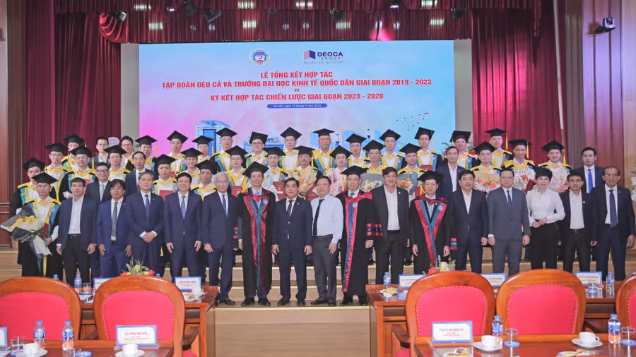 Cùng các tân thạc sĩ chụp ảnh lưu niệm tại lễ ký kết.