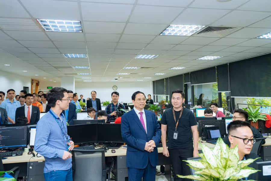 Thủ tướng thăm các phòng chức năng của FPT.