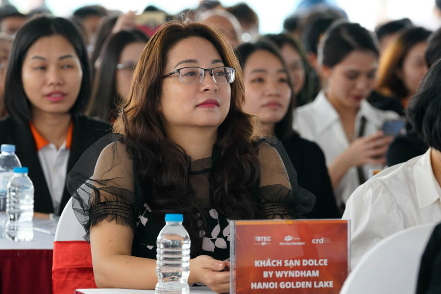 Bà Bùi Thị Nga - Giám đốc nhân sự Khách sạn Dolce By Wyndham Hanoi Golden Lake. Bà Bùi Thị Nga - Giám đốc nhân sự Khách sạn Dolce By Wyndham Hanoi Golden Lake.