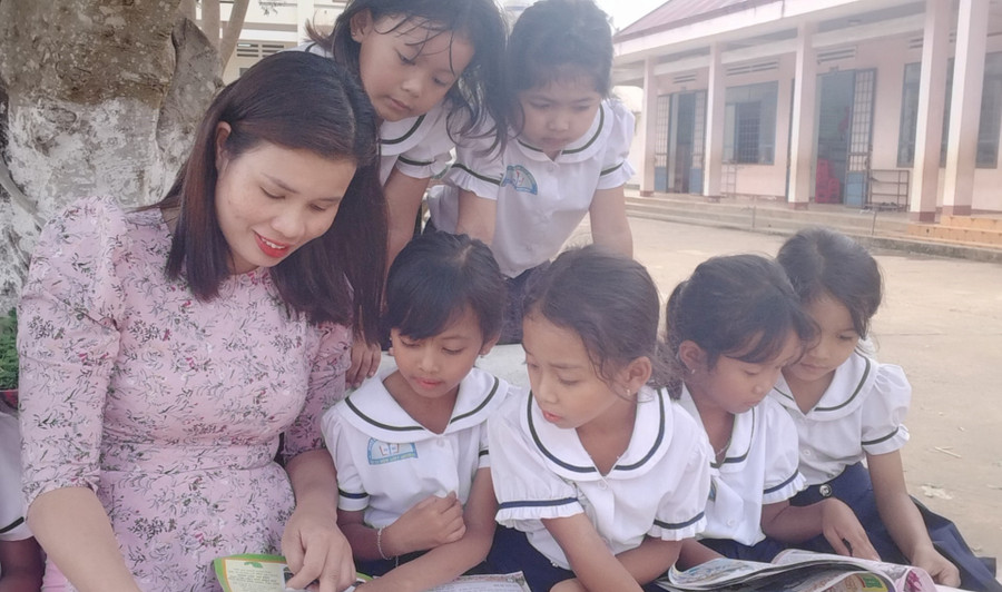 Cô H Bê La Niê: Thầy cô phải dạy dỗ bằng cả tấm lòng, tình thương, lòng nhiệt huyết. Cô H Bê La Niê: Thầy cô phải dạy dỗ bằng cả tấm lòng, tình thương, lòng nhiệt huyết.