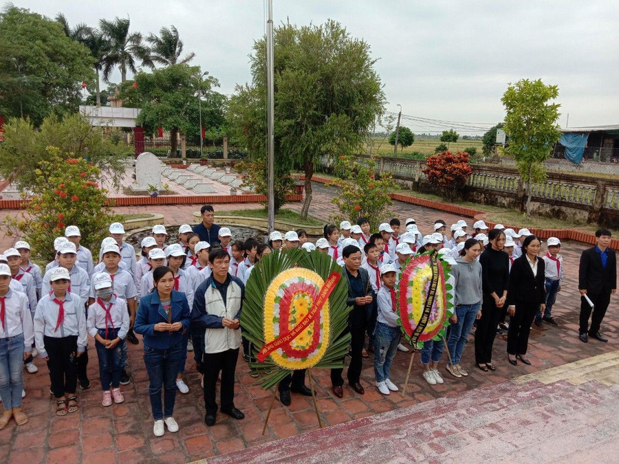 Học sinh Trường Tiểu học &amp; THCS Thái Thụy thắp hương tại Nghĩa trang liệt sĩ 21/10.
