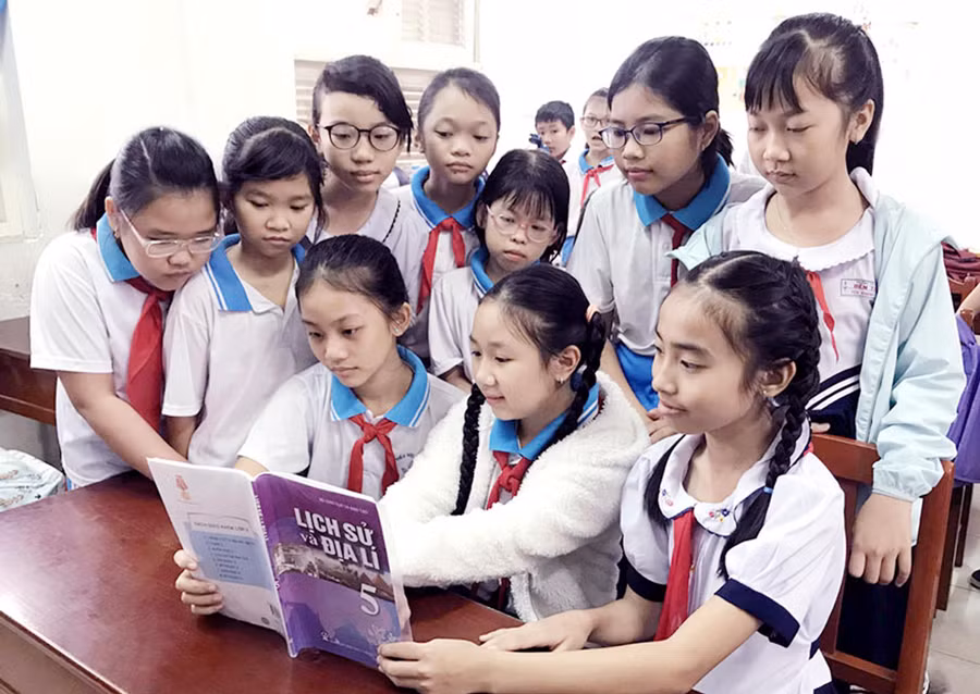 Học sinh Trường Tiểu học Bến Tre tìm hiểu về Lịch sử và Địa lý của Tổ quốc. 