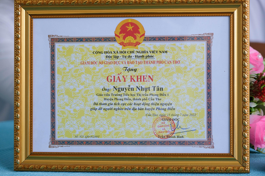 Giấy khen của Sở GD&ĐT thành phố Cần Thơ trao tặng thầy giáo Nguyễn Nhựt Tân. Giấy khen của Sở GD&ĐT thành phố Cần Thơ trao tặng thầy giáo Nguyễn Nhựt Tân.