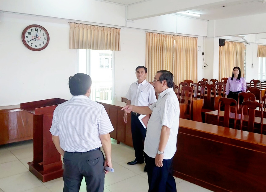 Lãnh đạo ngành GD An Giang kiểm tra công tác chuẩn bị CSVC tuyển sinh 10. Lãnh đạo ngành GD An Giang kiểm tra công tác chuẩn bị CSVC tuyển sinh 10.