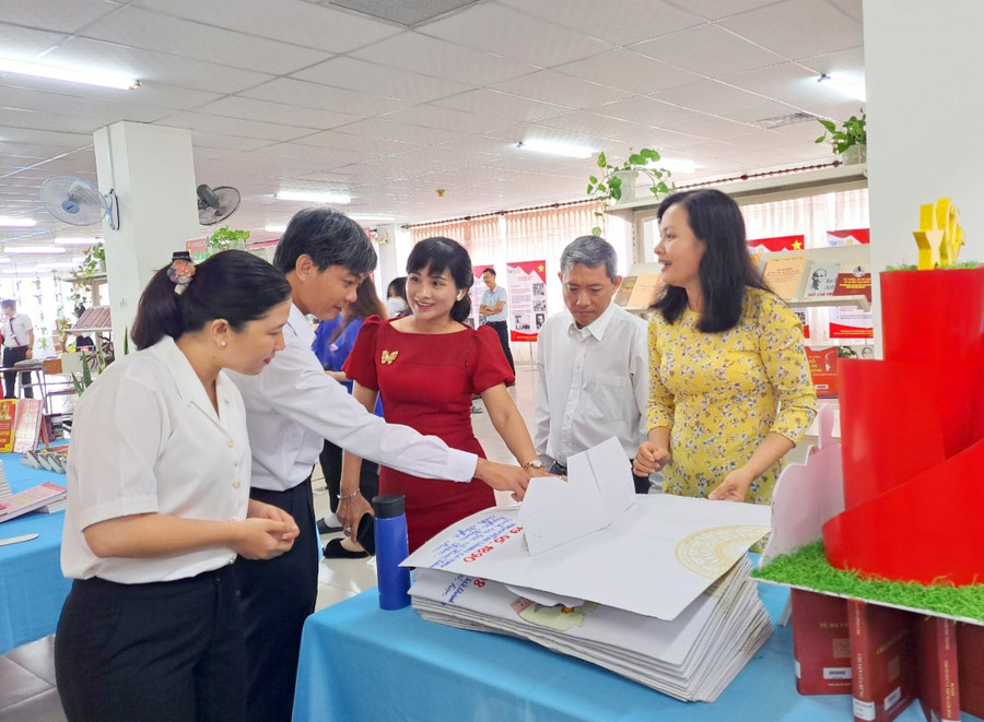 Đại biểu tham quan &quot;Không gian văn hóa Hồ Chí Minh&quot; ở Trường ĐH An Giang.