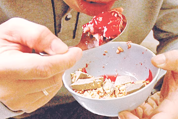 Tập quán ăn tiết canh hết sức nguy hiểm