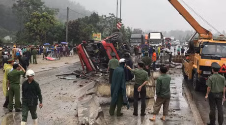 Ha Tinh: Lat xe khach, nhieu nguoi thuong vong - Anh 2