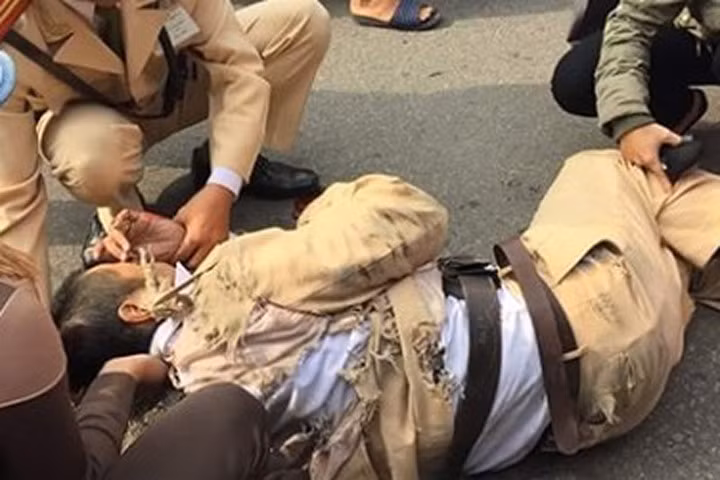 Hà Nội: Lái xe bỏ chạy kéo ngã CSGT xuống đường