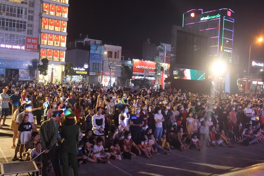 Người dân Thái Nguyên đón xem các tiết mục biểu diễn trong Lễ hội đường phố năm 2022.