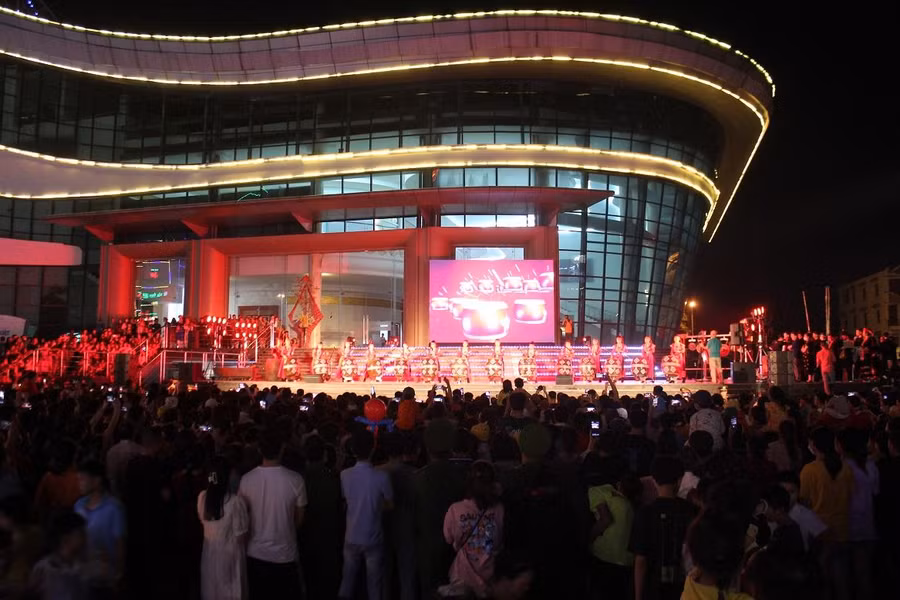 Màn múa trống tại sảnh Nhà hát Ca múa nhạc dân gian Việt Bắc.