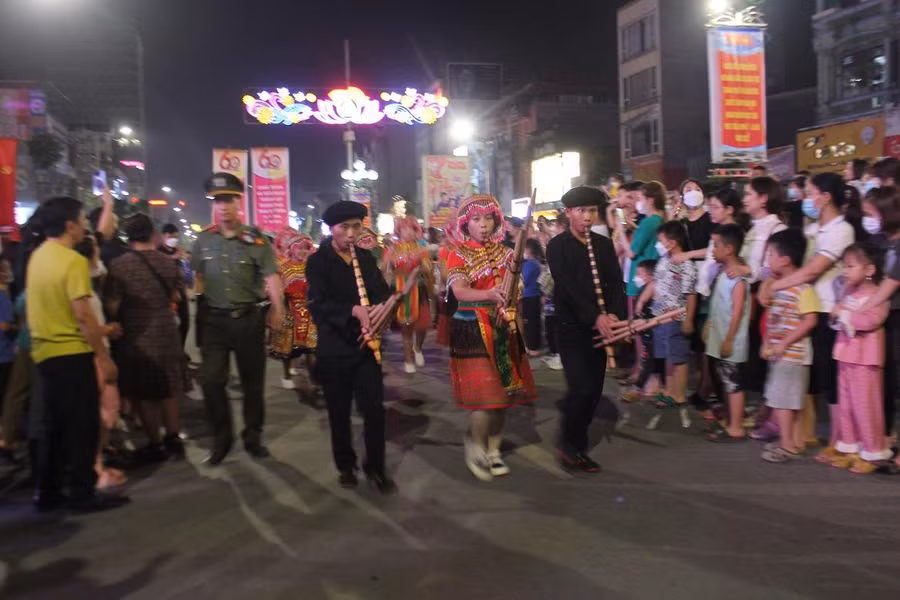 Tiết mục múa khèn của đồng bào dân tộc Mông trên đường phố Thái Nguyên.