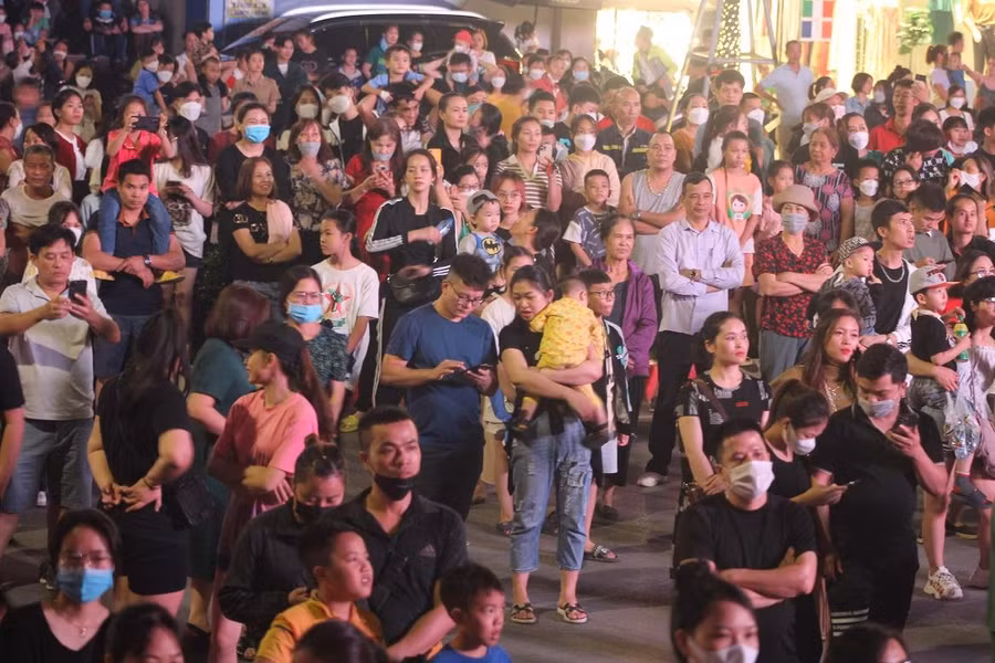 Người dân Thái Nguyên thưởng thức các tiết mục biểu diễn trong Lễ hội đường phố.