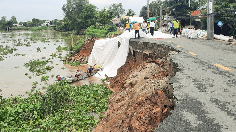 Ngành chuyên môn hướng dẫn công nhân các biện pháp khắc phục sạt lở.