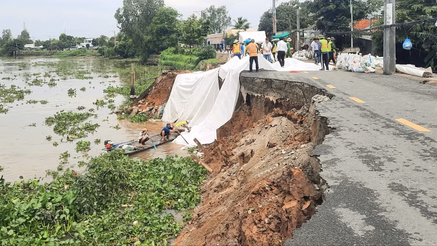 Ngành chuyên môn hướng dẫn công nhân các biện pháp khắc phục sạt lở.