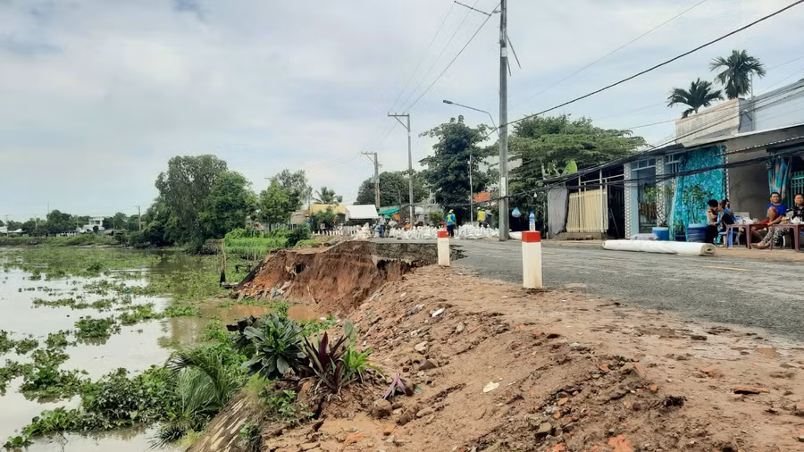 Các hộ dân tiếp giáp đường nhựa có nguy cơ ảnh hưởng do sạt lở.