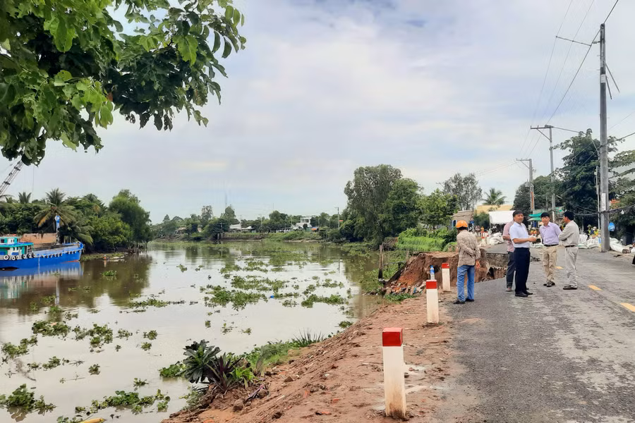 Các ngành chuyên môn và chính quyền địa phương khảo sát hiện trường sạt lở.