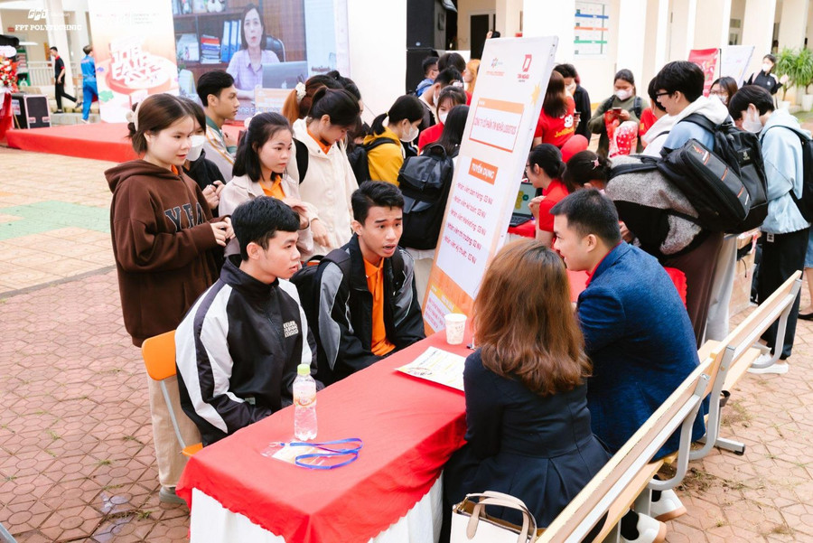 Sinh viên cơ sở Tây Nguyên hào hứng tìm hiểu cơ hội công việc. Sinh viên cơ sở Tây Nguyên hào hứng tìm hiểu cơ hội công việc.
